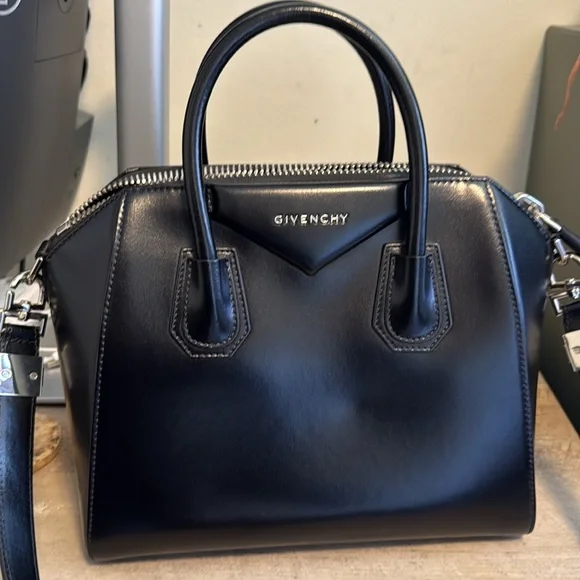 Authentic Givenchy Small Antigona Smooth Leather - Picture 2 of 10